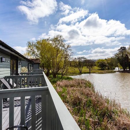 The Vale Golf & Country Club Villa Bishampton Екстериор снимка