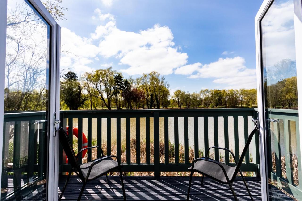 The Vale Golf & Country Club Villa Bishampton Екстериор снимка