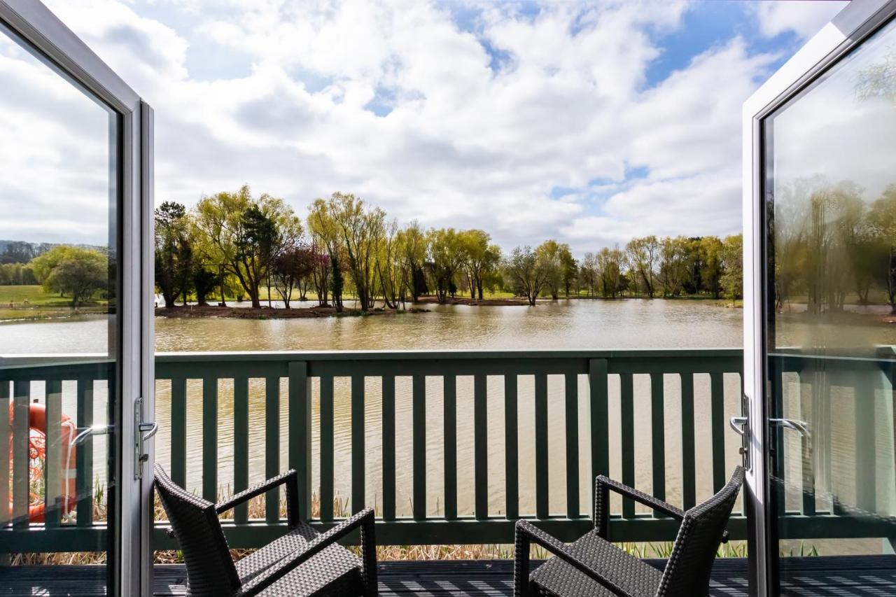 The Vale Golf & Country Club Villa Bishampton Екстериор снимка